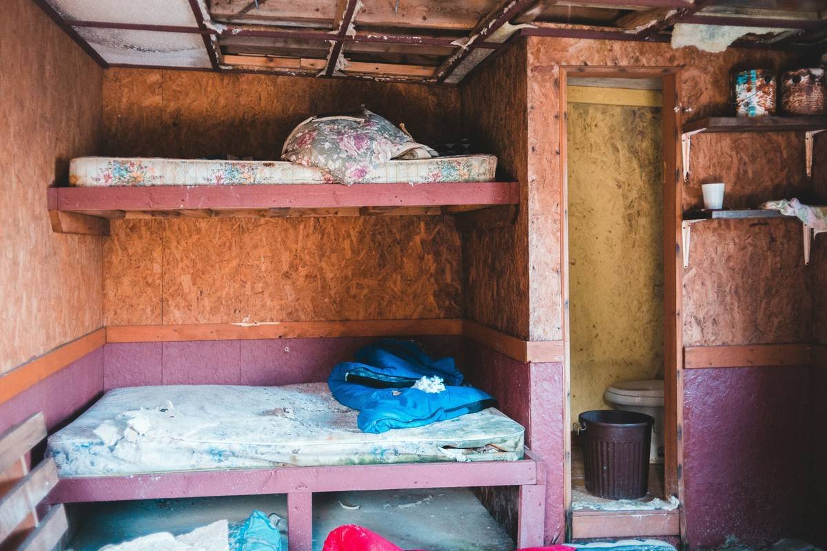 Infographic comparing basic bunk bed vs. bunk bed with integrated desk, wardrobe, and drawers showing 40% more usable floor space