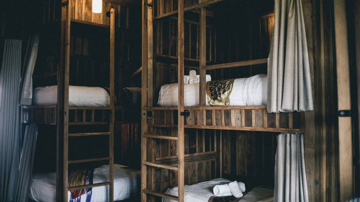 Infographic comparing IKEA UK bunk bed models with safety specs: TARVA, SUNDVIK, SVÄRTA - showing guardrail height, weight limits, and age recommendations per BS EN 747:2012