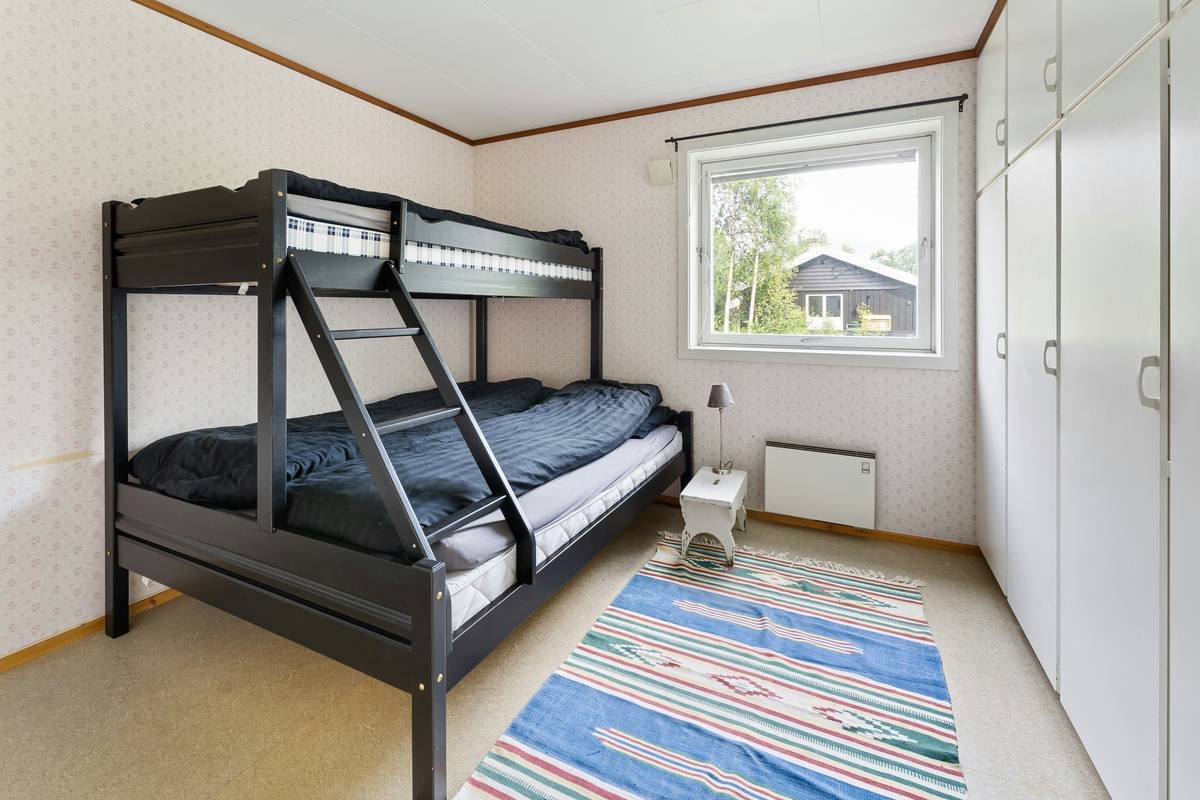 Diagram showing bunk bed with full bed dimensions, weight distribution, and required ceiling clearance